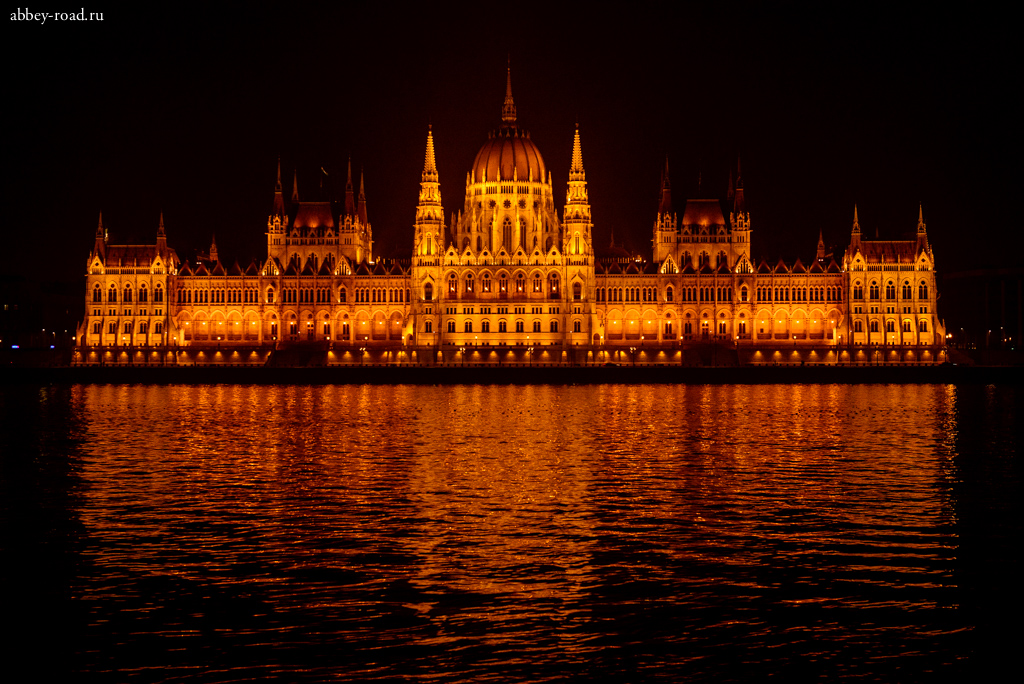 Здание парламента ночью